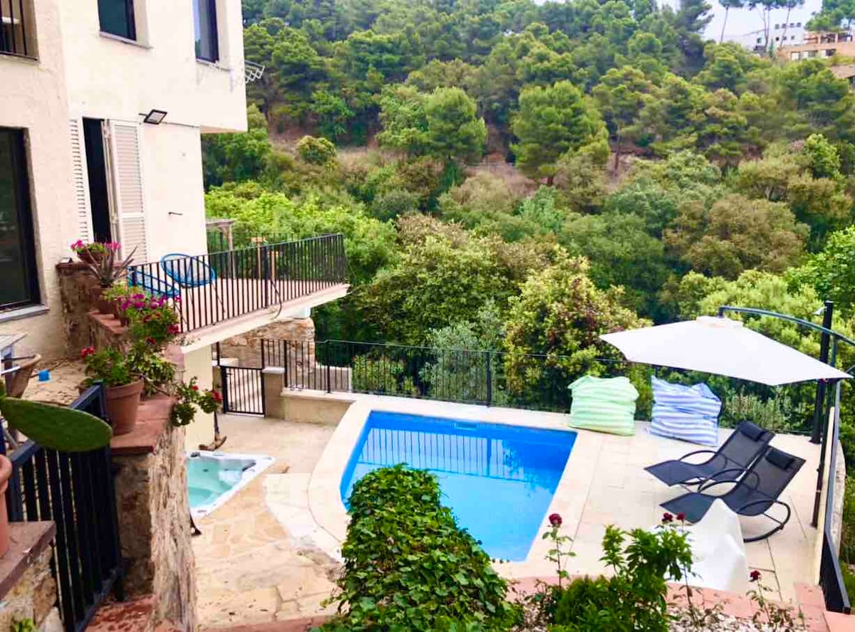 5 min walk from Beach w/ Sea Views, Pool, Jacuzzi