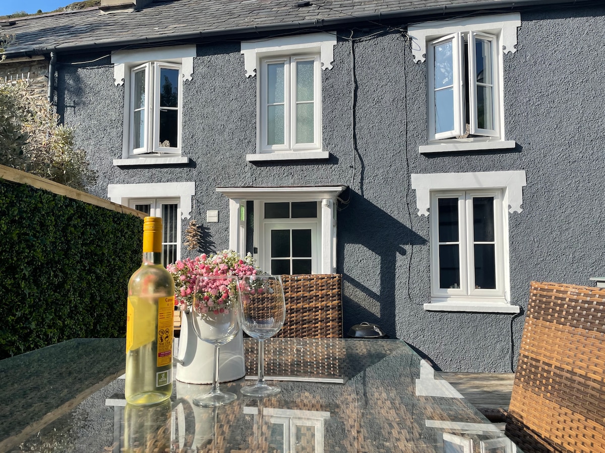 Cosy, coastal cottage in Llangrannog, West Wales