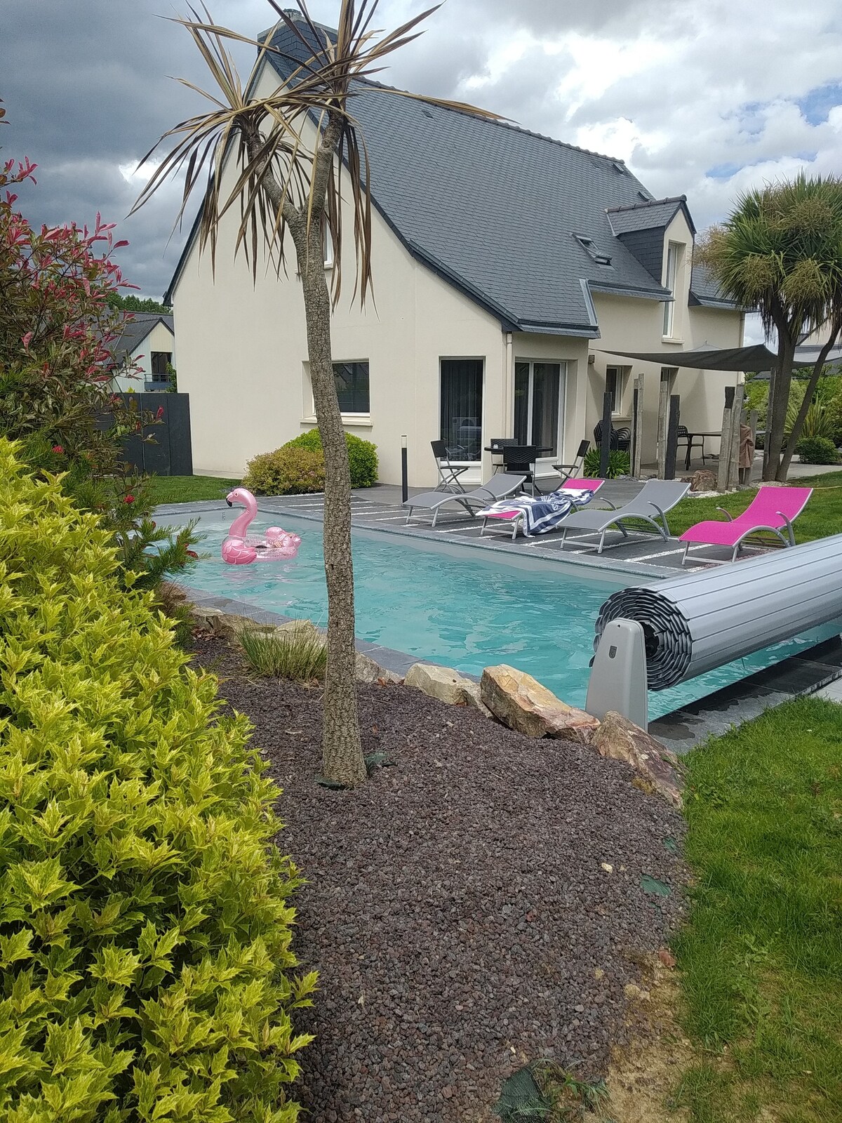 Maison avec piscine chauffée, proche sites bretons