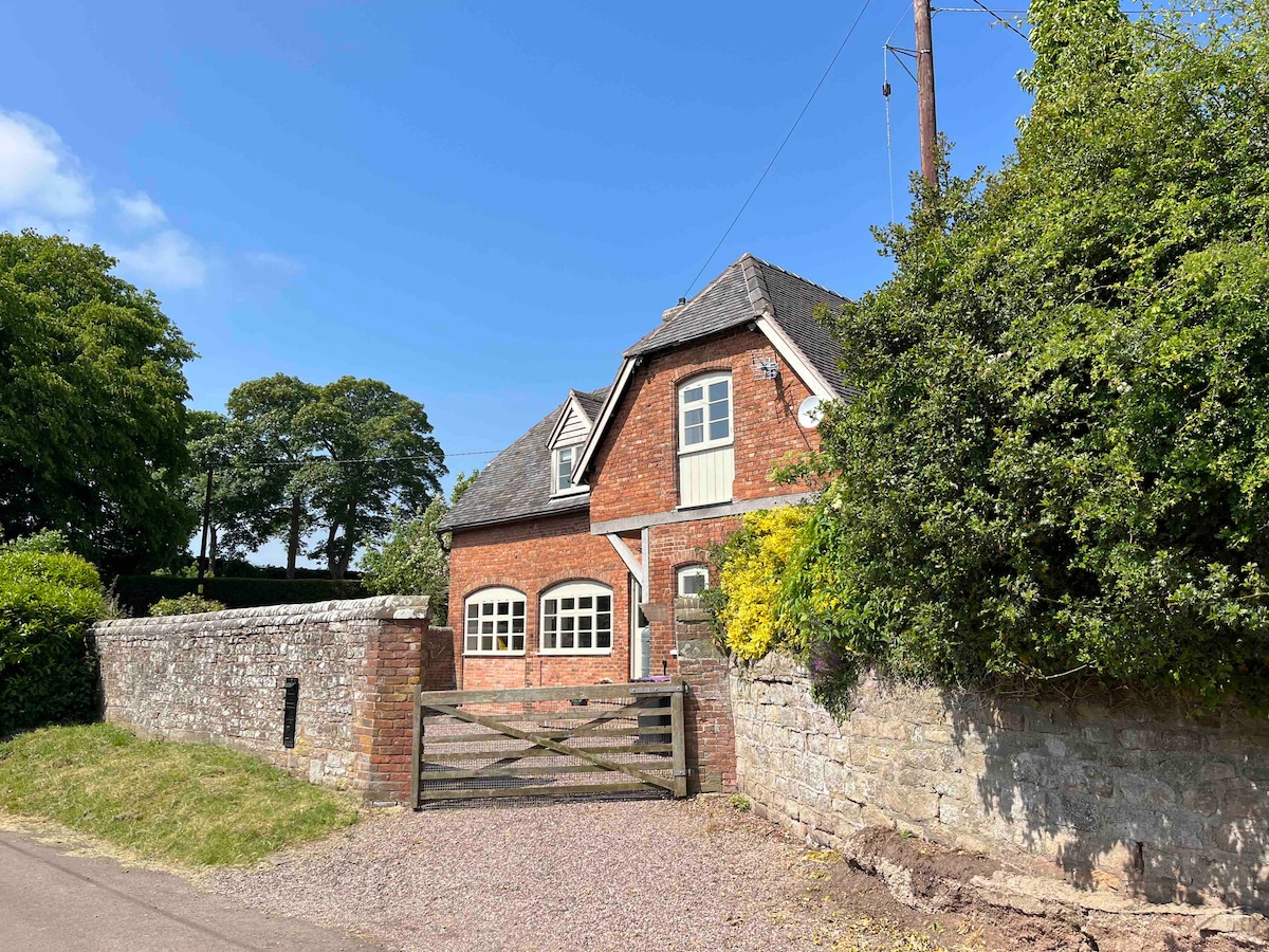 Charming cottage in Shropshire with private garden