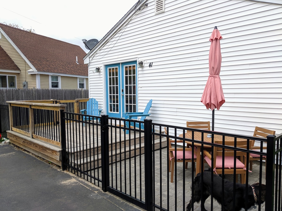 Quiet, Dog Friendly, & 8-Minute Walk to Beach!