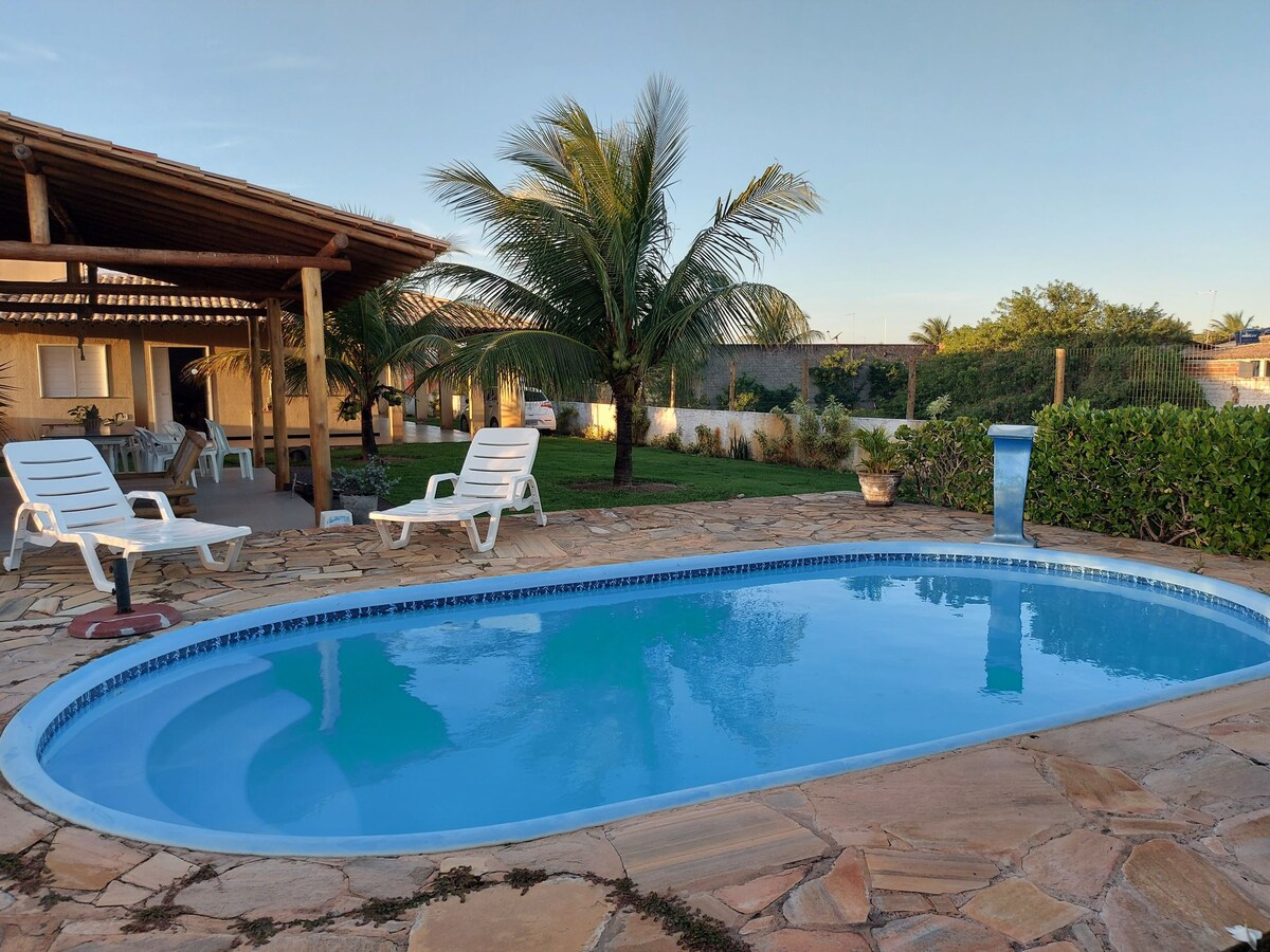 别墅位于阿巴斯海滩，带泳池和绿地。