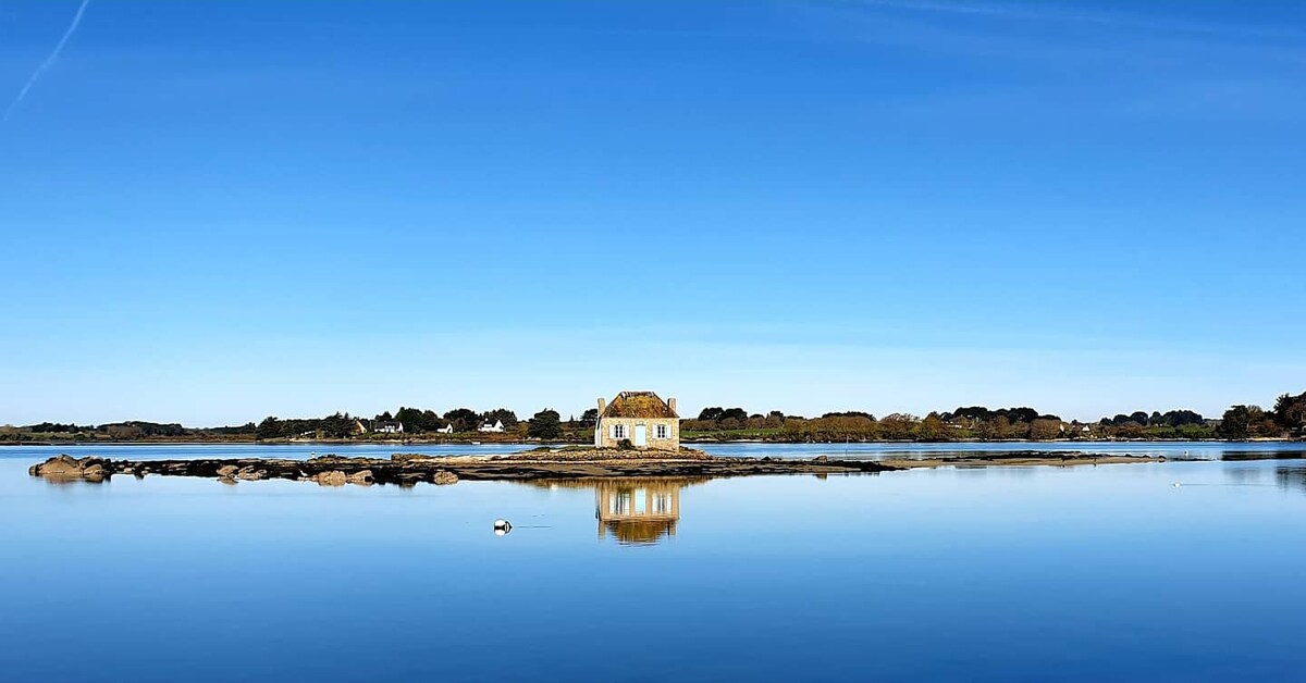 可欣赏海景和Ria d 'Etel景观的全景公寓。