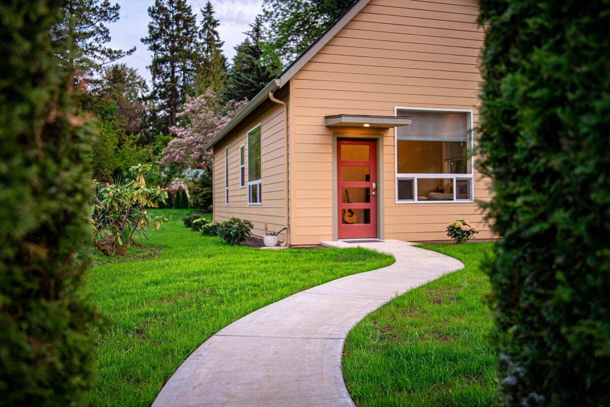 Lakeside Gardens Cottage