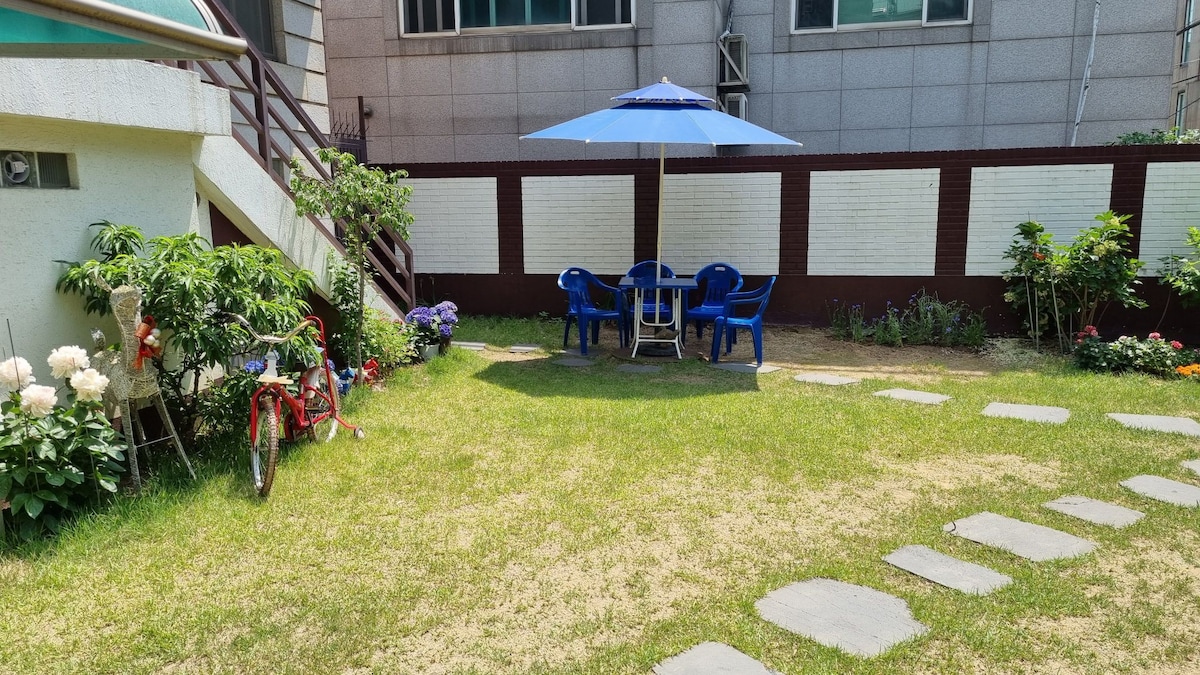 弘大（ Hongdae ）/新村（ Sinchon ）/延南（ Yeonnam ）/步行10分钟/带花园的舒适空间。102