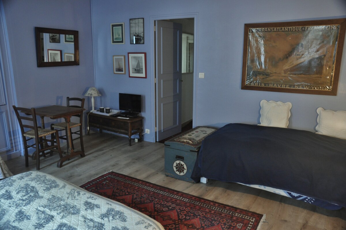 Nice large bedroom in the center of Saulieu.