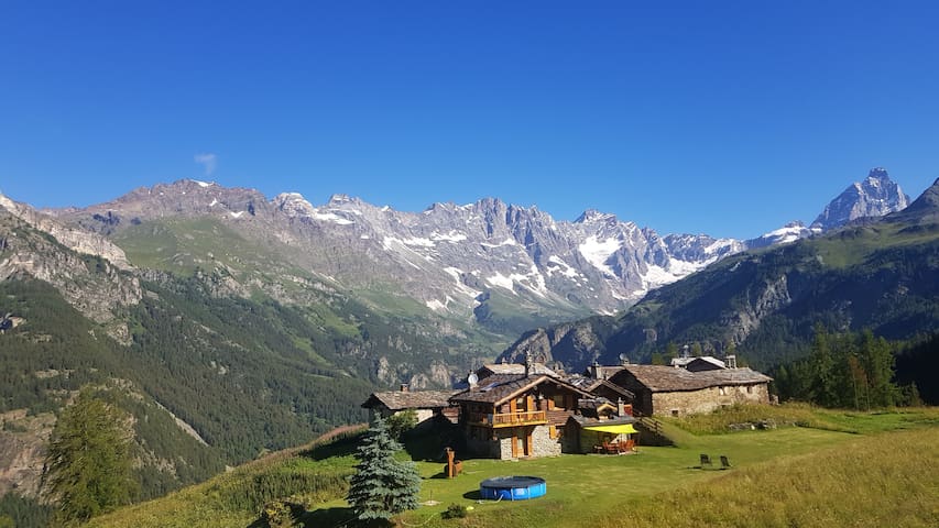 瓦尔图尔嫩凯 (Valtournenche)的民宿