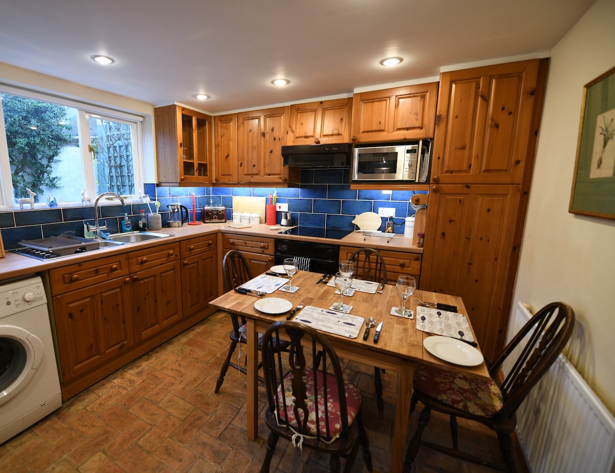 2 Bed  Cottage beside Clare Castle & Country Park