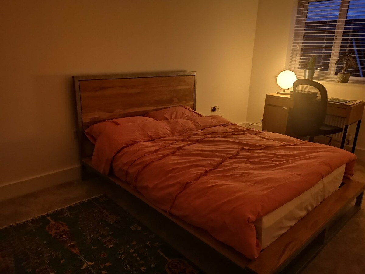 安静有品味的双人卧室，位于住宅中，适合单身专业人士或情侣/夫妻入住