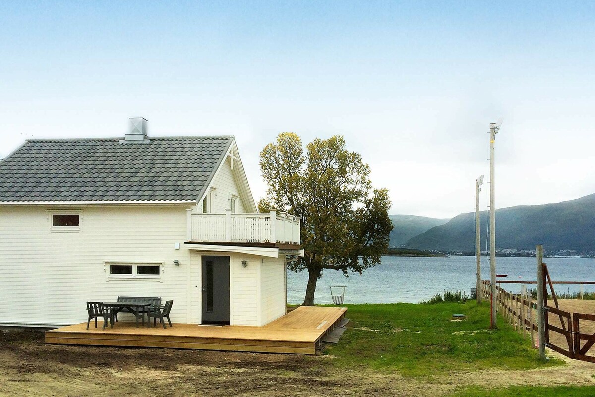 位于kvaløya的8人度假屋