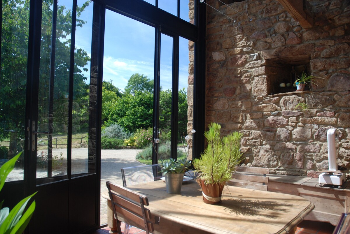 Belle ferme bretonne restaurée à la campagne