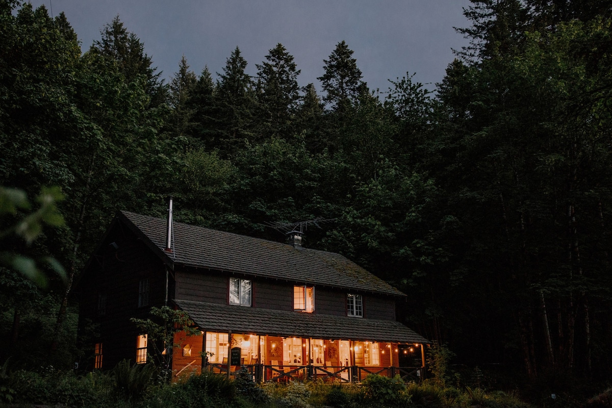 Historic Bridal Veil Lodge Cottage Room #2