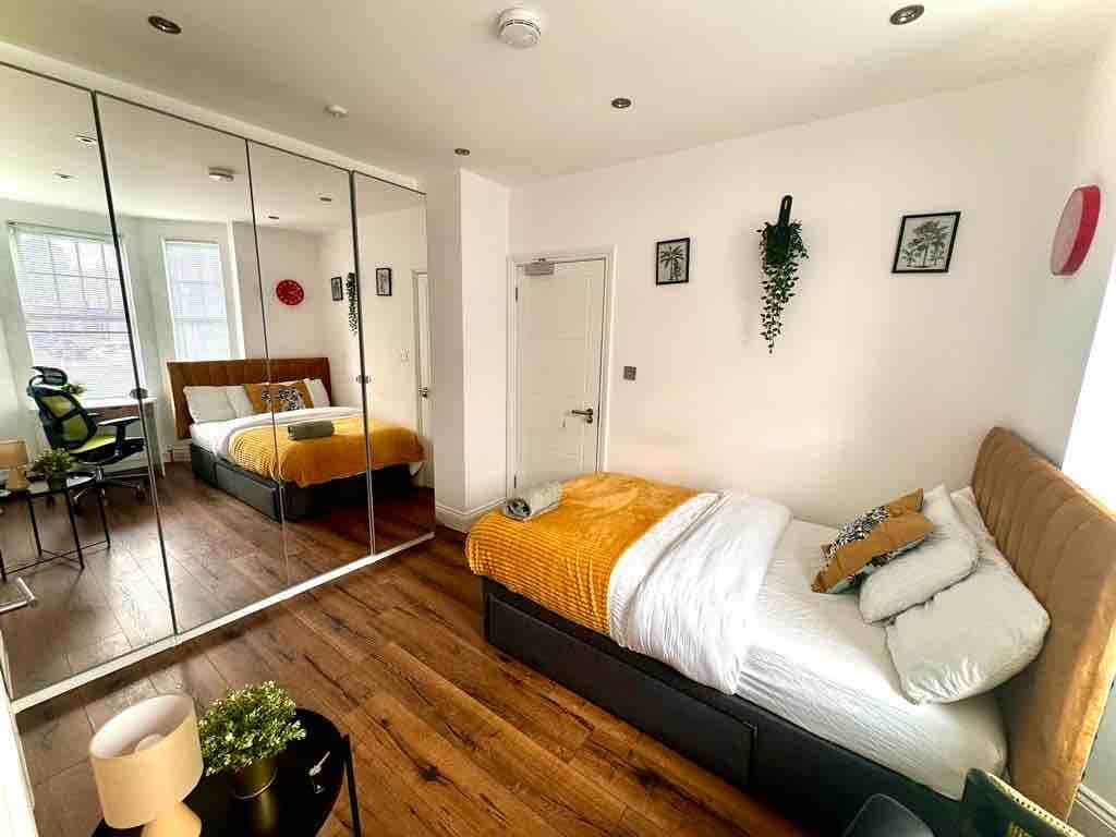 Double room with private bathroom smart/TV