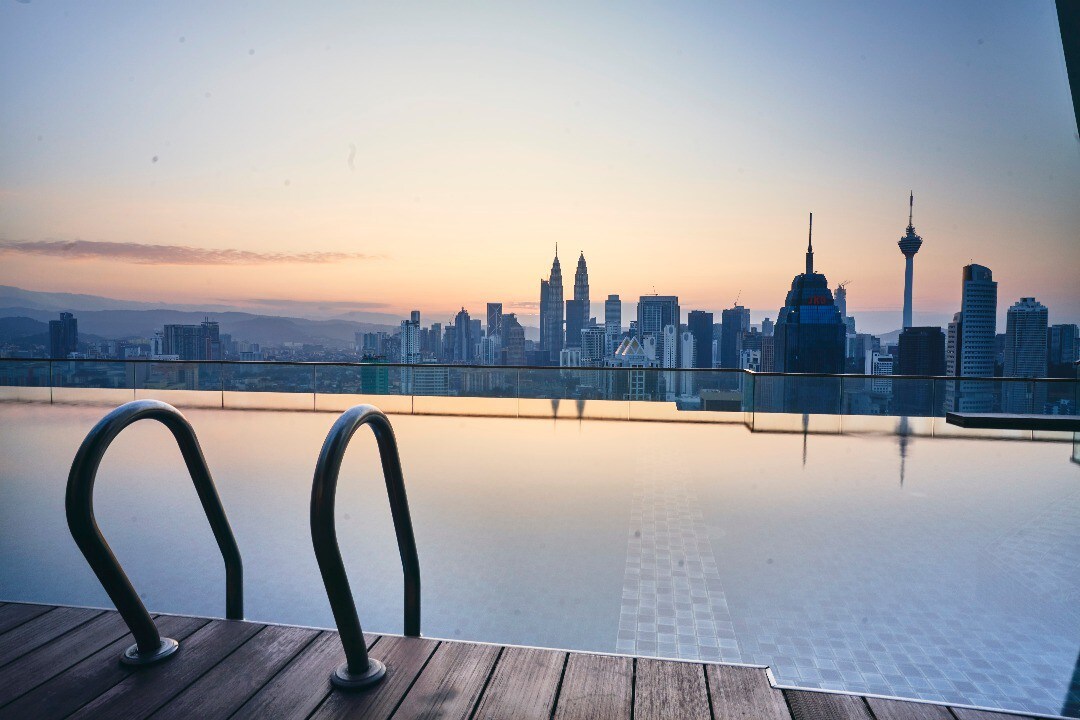 1 + 1房市景公寓·双泳池·健身房。在屋顶无边际泳池,从最美的角度俯瞰吉隆坡!