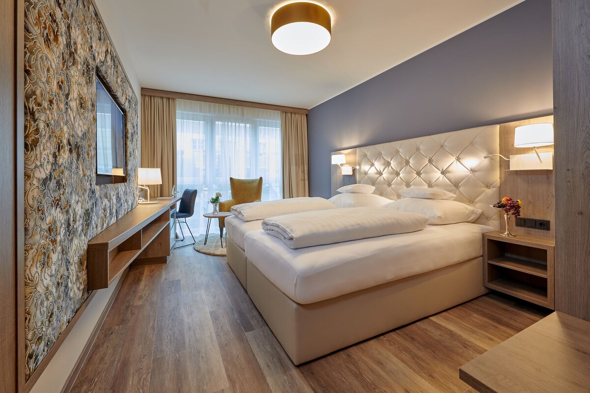 湖滨酒店（ Neutraubling ） ，高级双人房，配备超大双人床