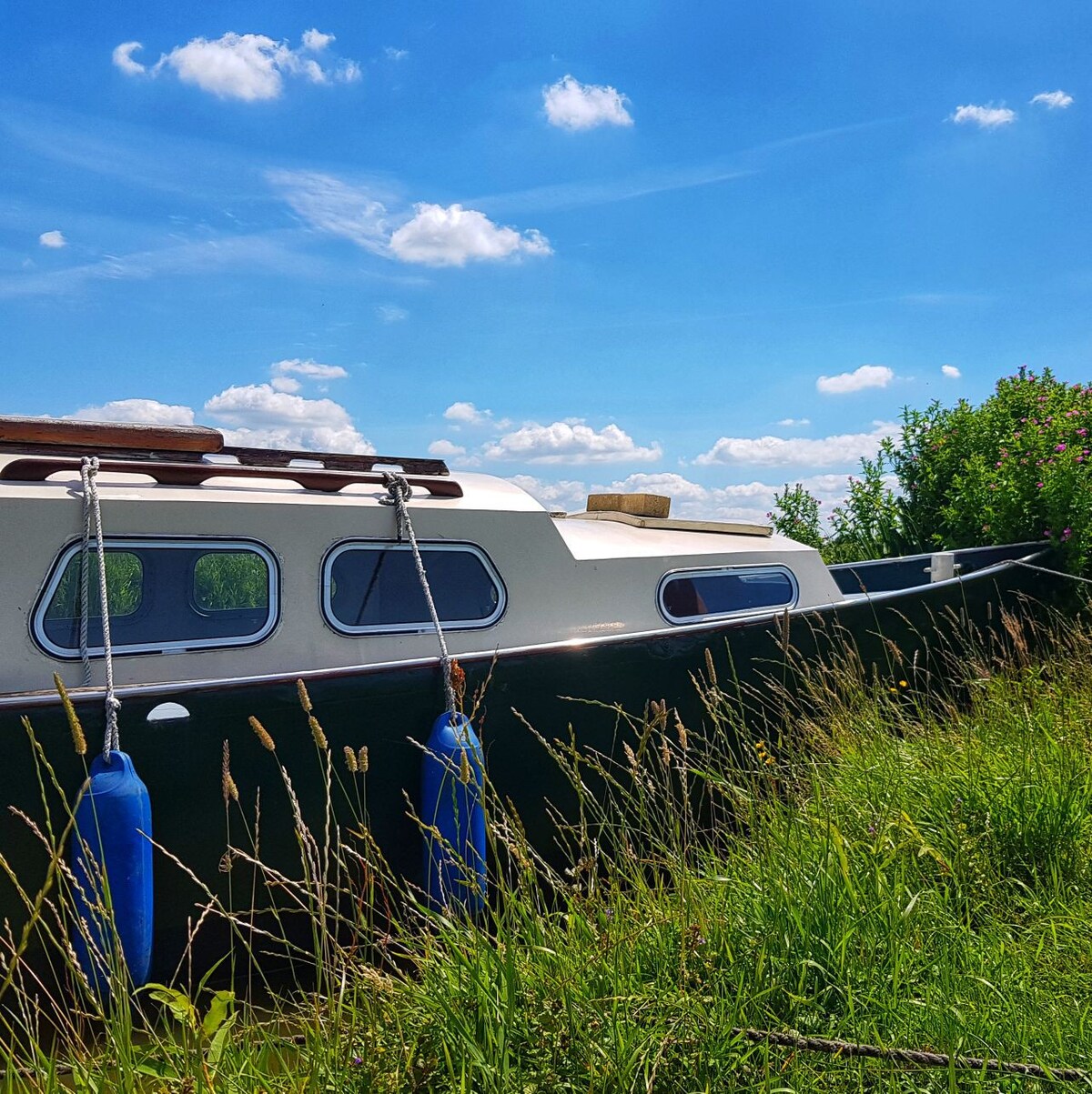 Knus kajuitbootje met relaxed bed.