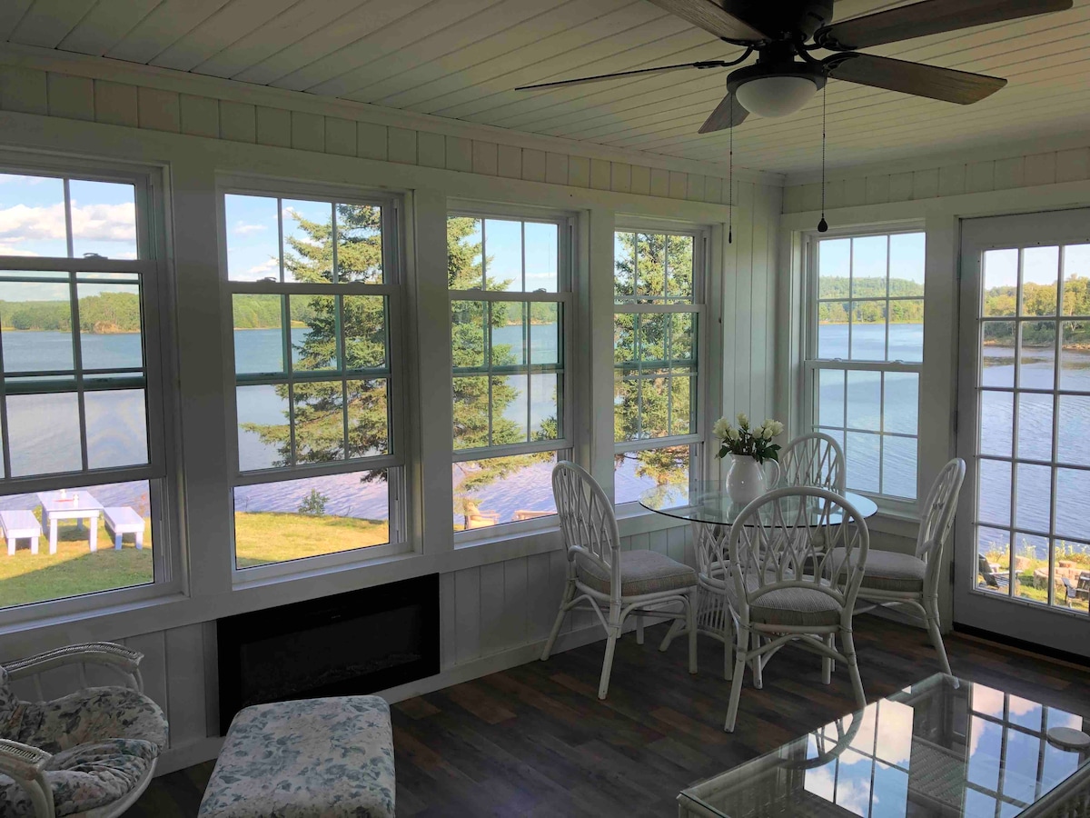 Idyllic Downeast Maine Waterfront Cottage