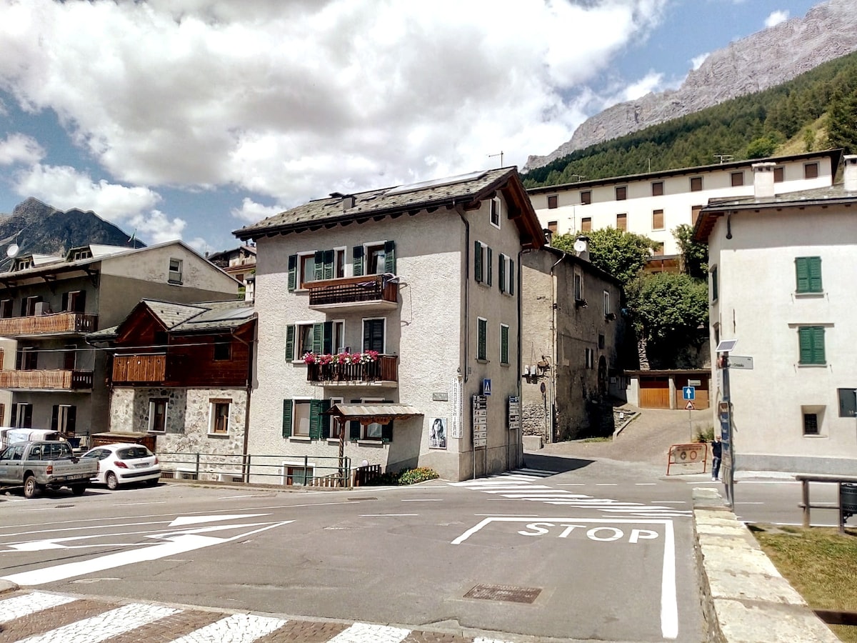 位于博尔米奥（ Bormio ）市中心附近的三室公寓