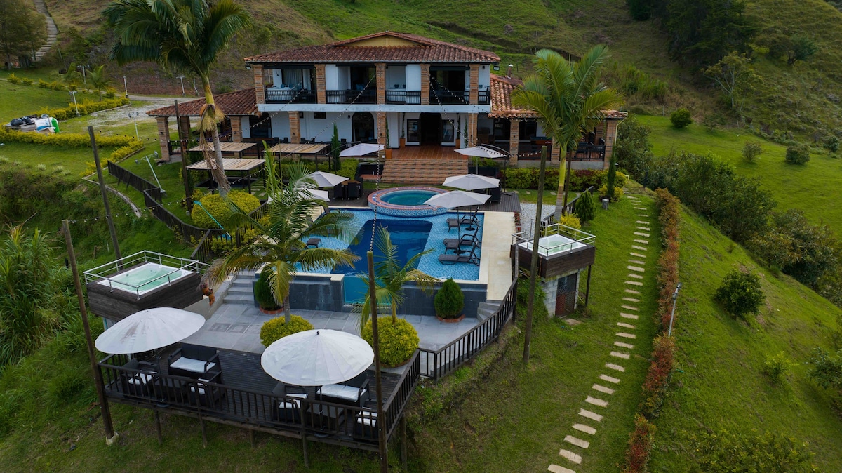 Finca in Guatape with private access to the lake