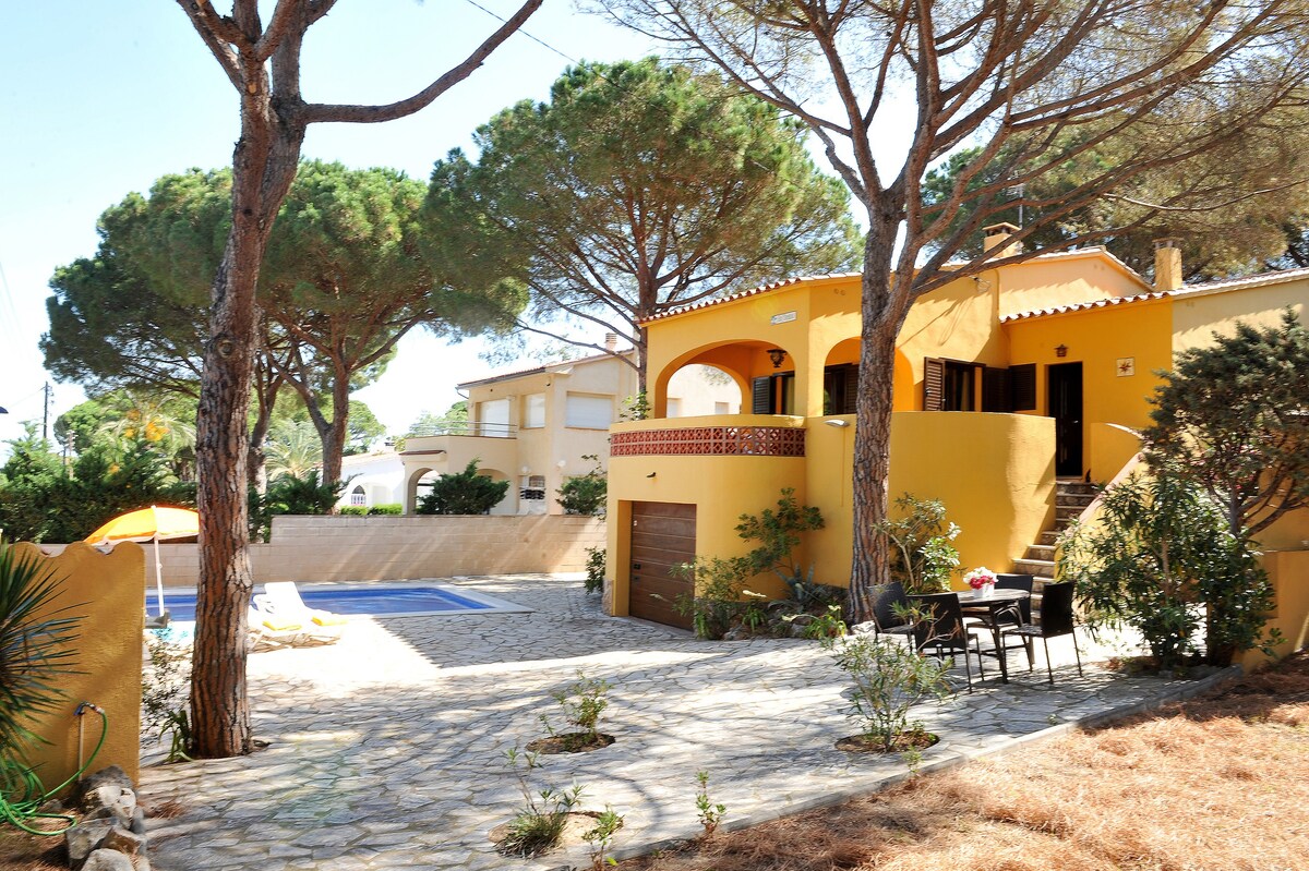 Pinedes ： L'Escala带私人游泳池的别墅。