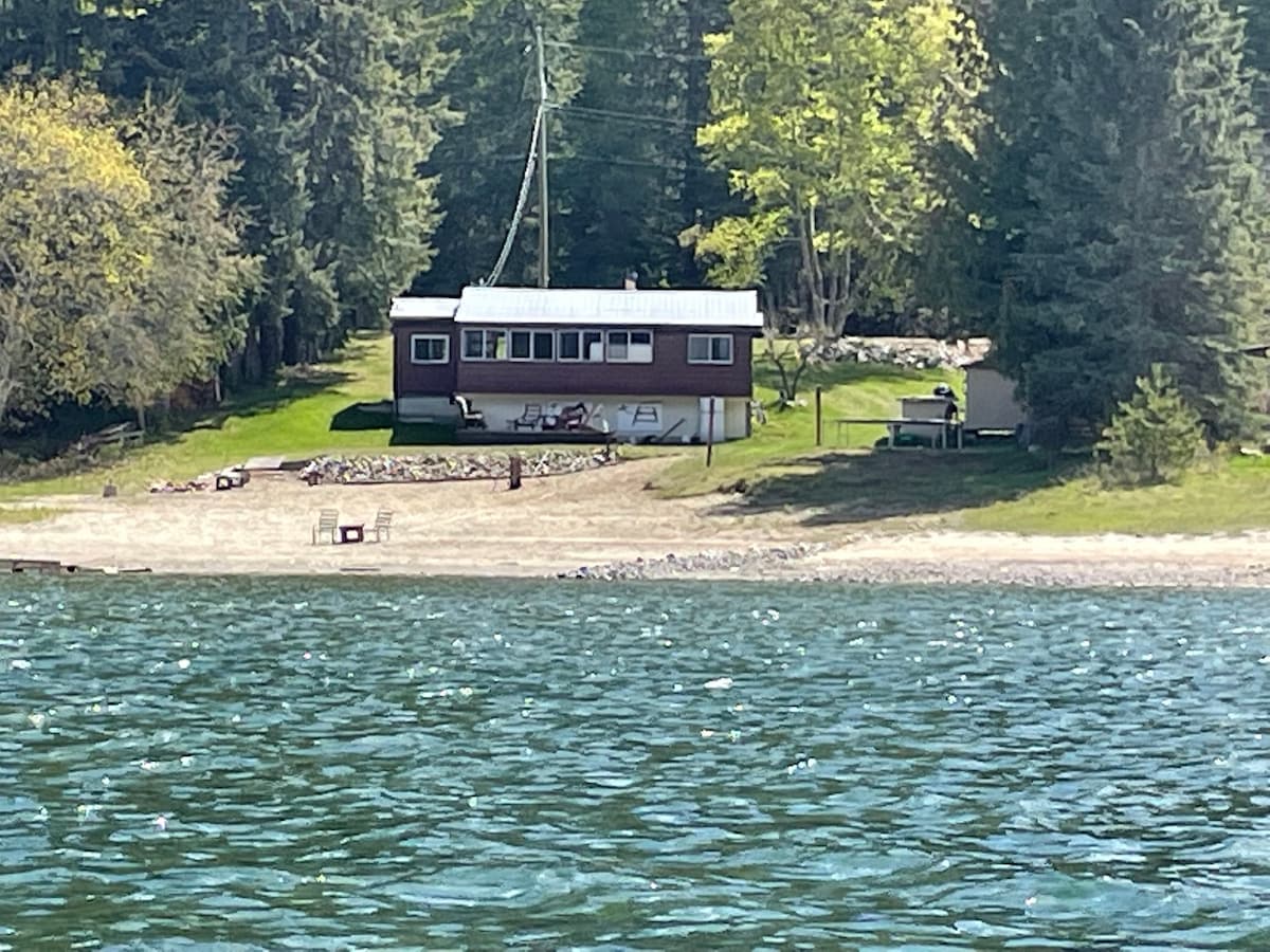 Kootenay湖私人海滨小木屋