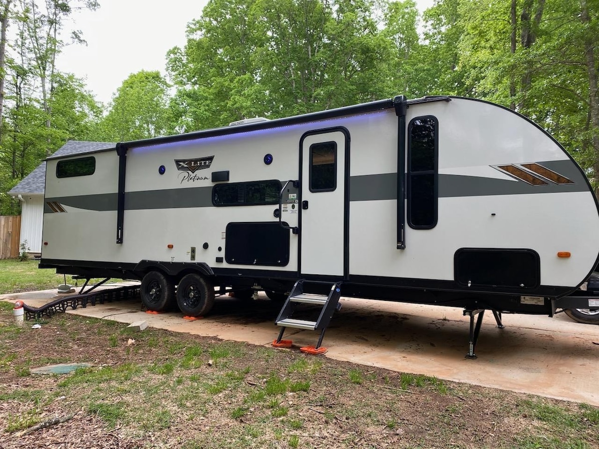 33 Ft Camper perfect for a layover/getaway