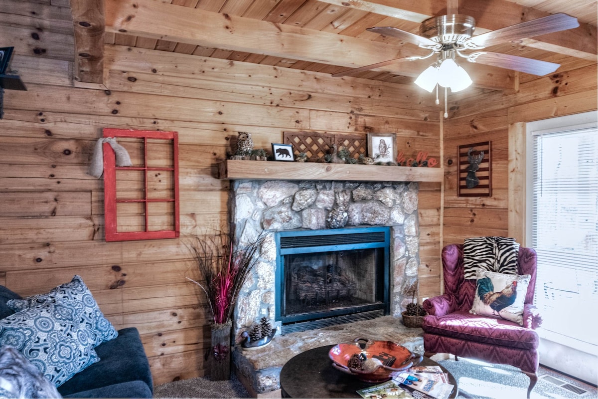 T & J's Cabin- Enjoy a warm and cozy mountain feel