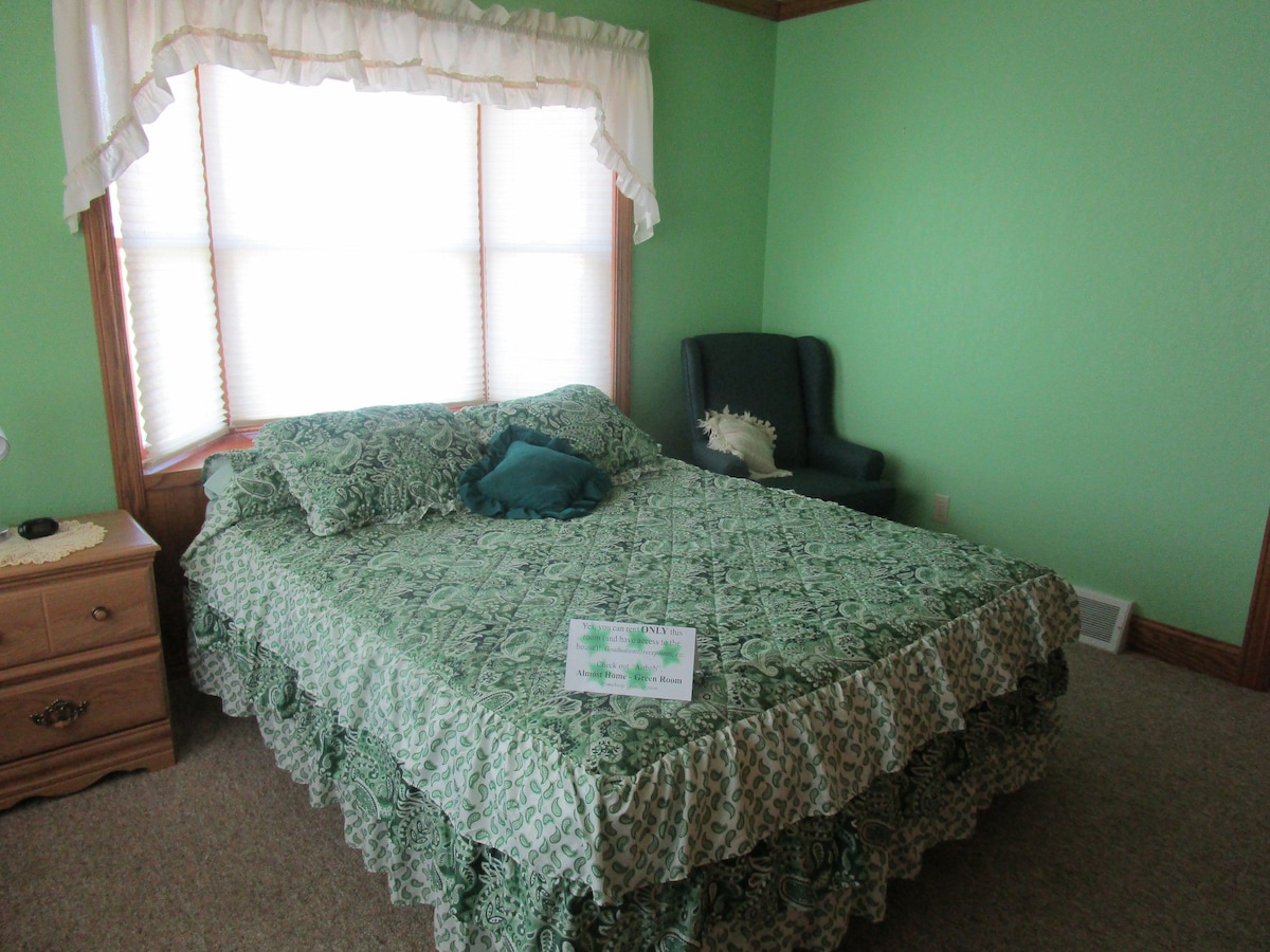 绿色标准双人床卧室，交通便利