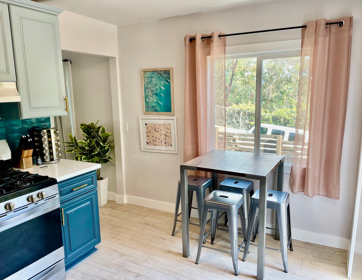 Near Downtown! Cheerful & Bright 2-bedroom house