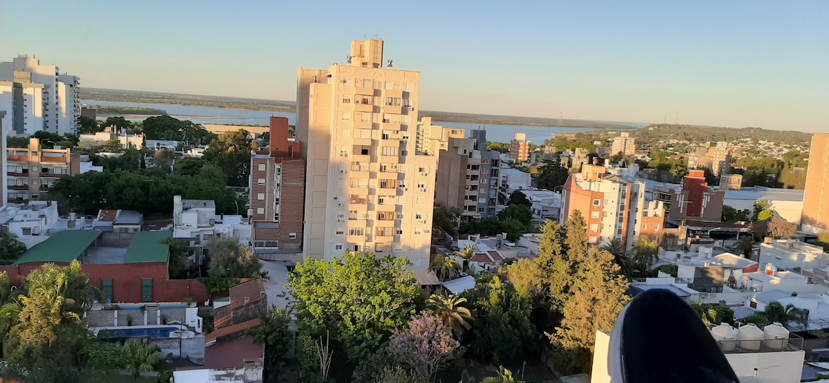 俯瞰帕拉纳河（ Parana River ）的舒适单间公寓。
