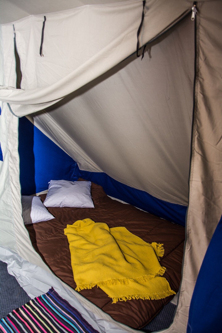 设备齐全的露营帐篷