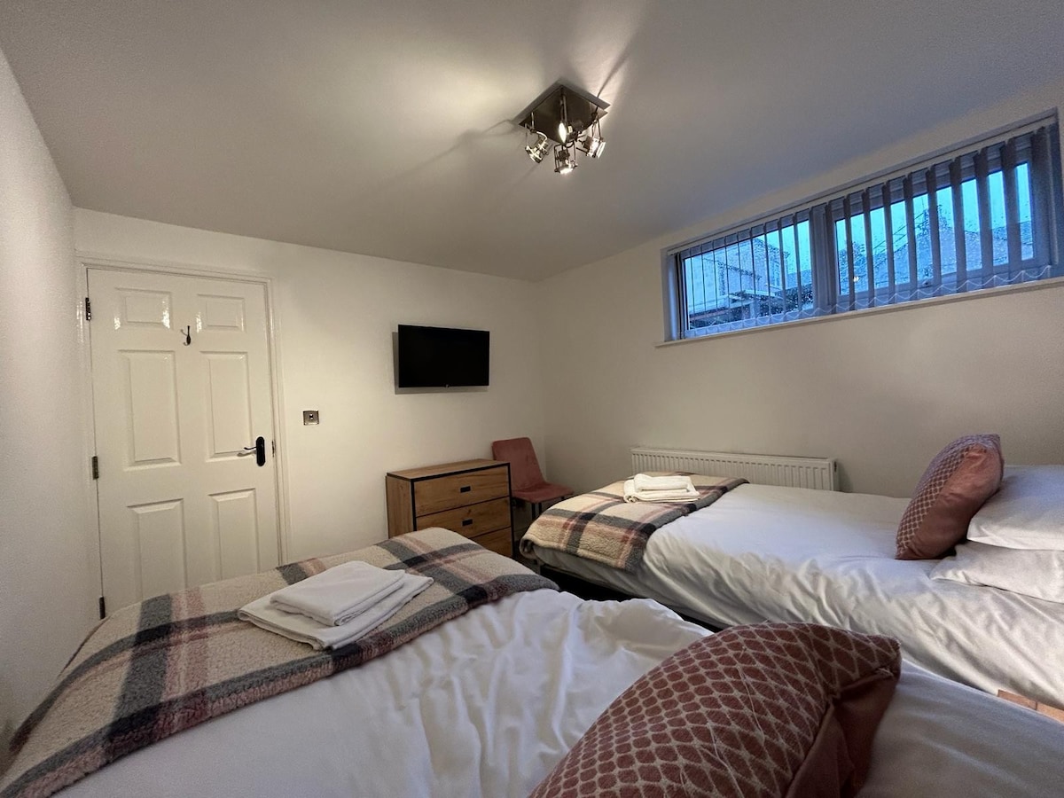 Gorgeous 3 bed flat, ideal for groups, sleeps 5.