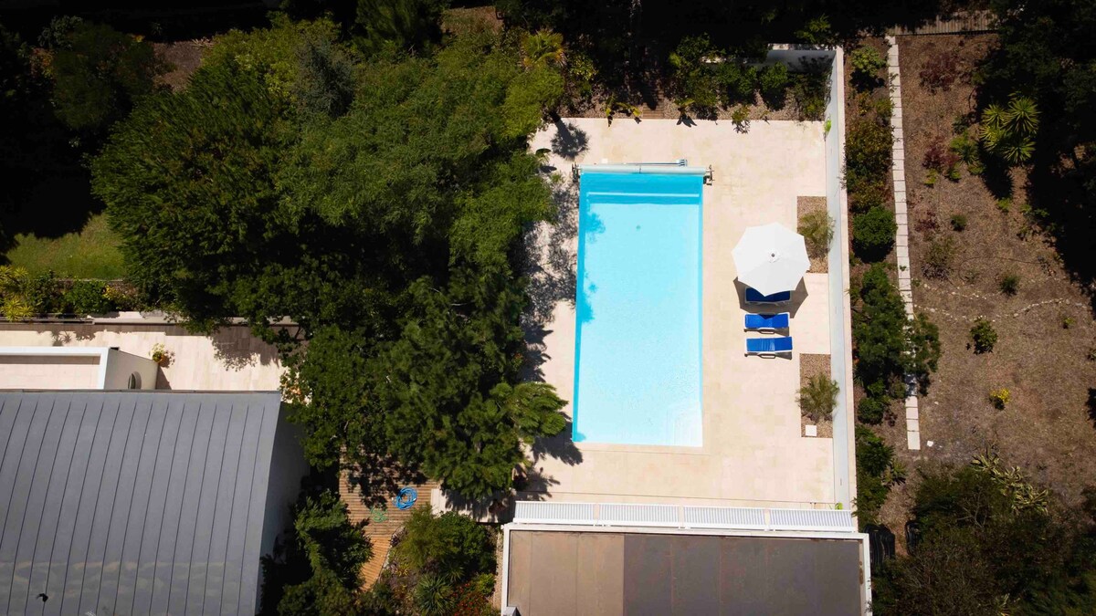 Vila Luz ：游泳池、桑拿房、露台和大花园