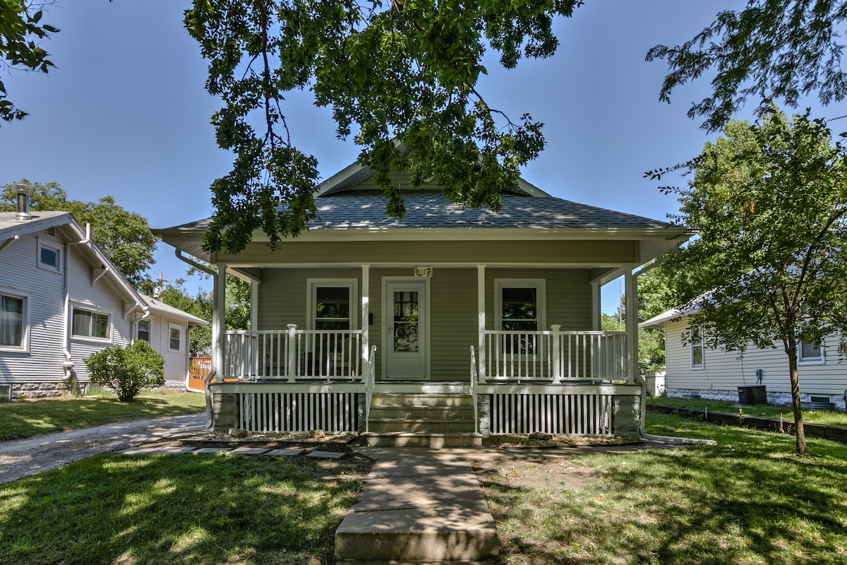 The Little House in Woods Park Neighborhood