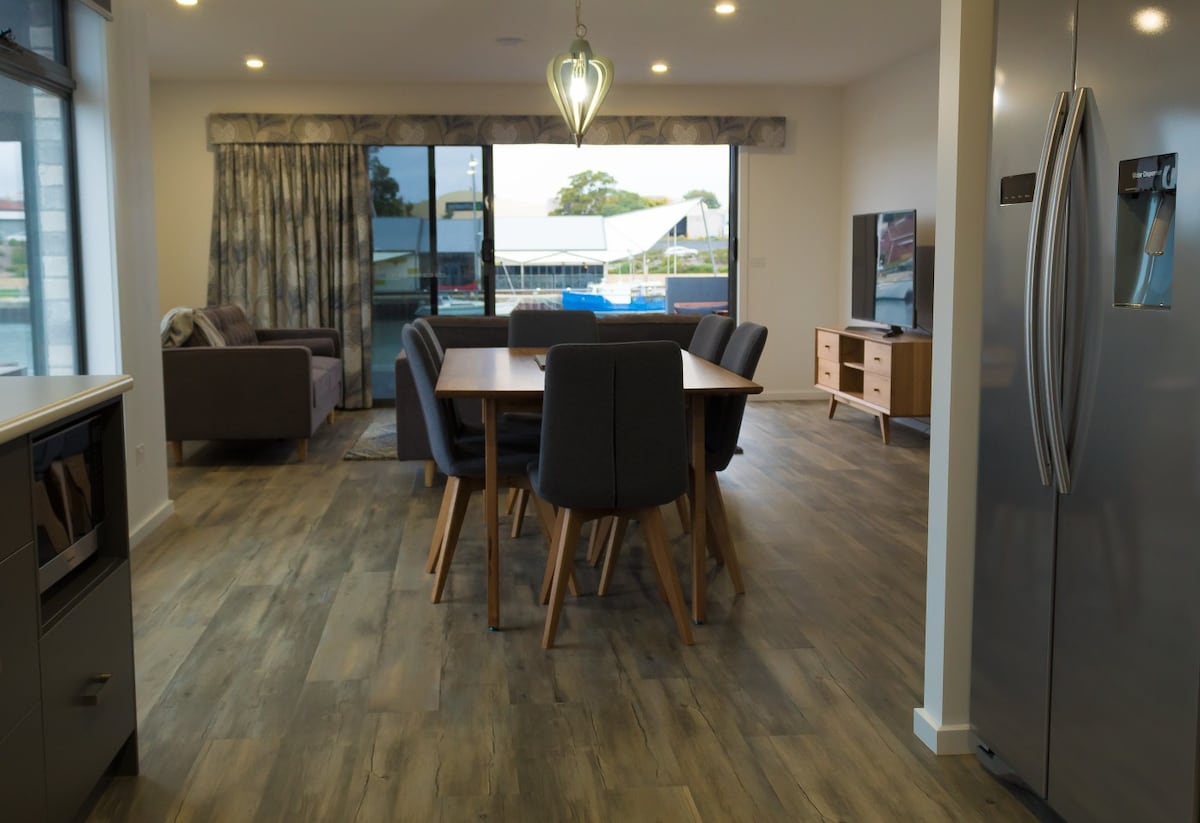 Ulverstone Waterfront Apartments - Sea View