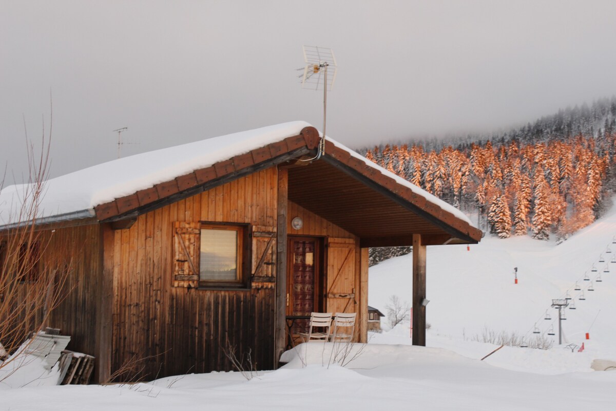 山地装饰度假木屋，木柴水疗中心可供选择