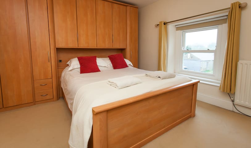 luxury 4 bedroom cottage next door to pub