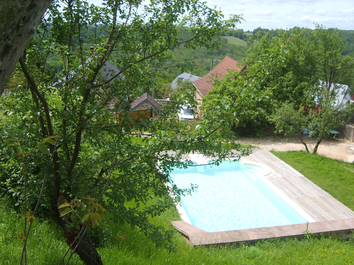 佩里戈德（ Périgord ） ，科雷兹（ Corrèze ） ：非常漂亮的房子，带游泳池。