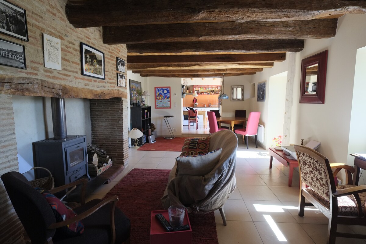 Chambre dansJolie maison ancienne, vue Pyrénées