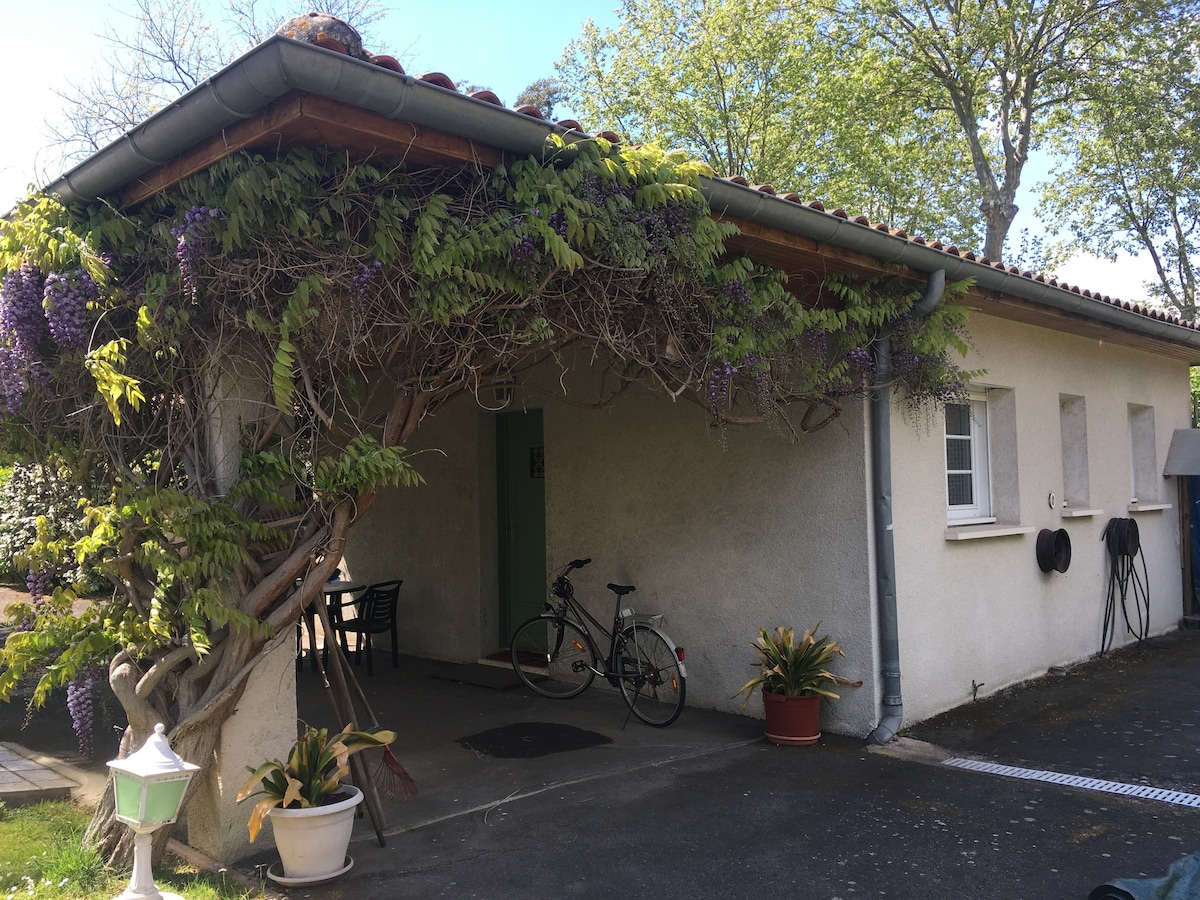 Grand studio,  indépendant,  dans jardin.