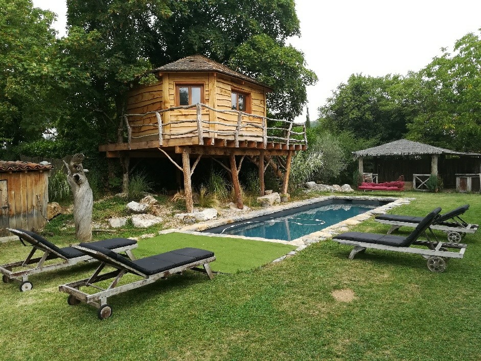 Maison villageoise de charme, cabane et piscine