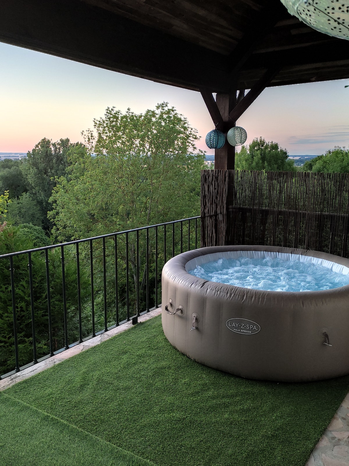 logement jacuzzi, piscine et terrain de tennis