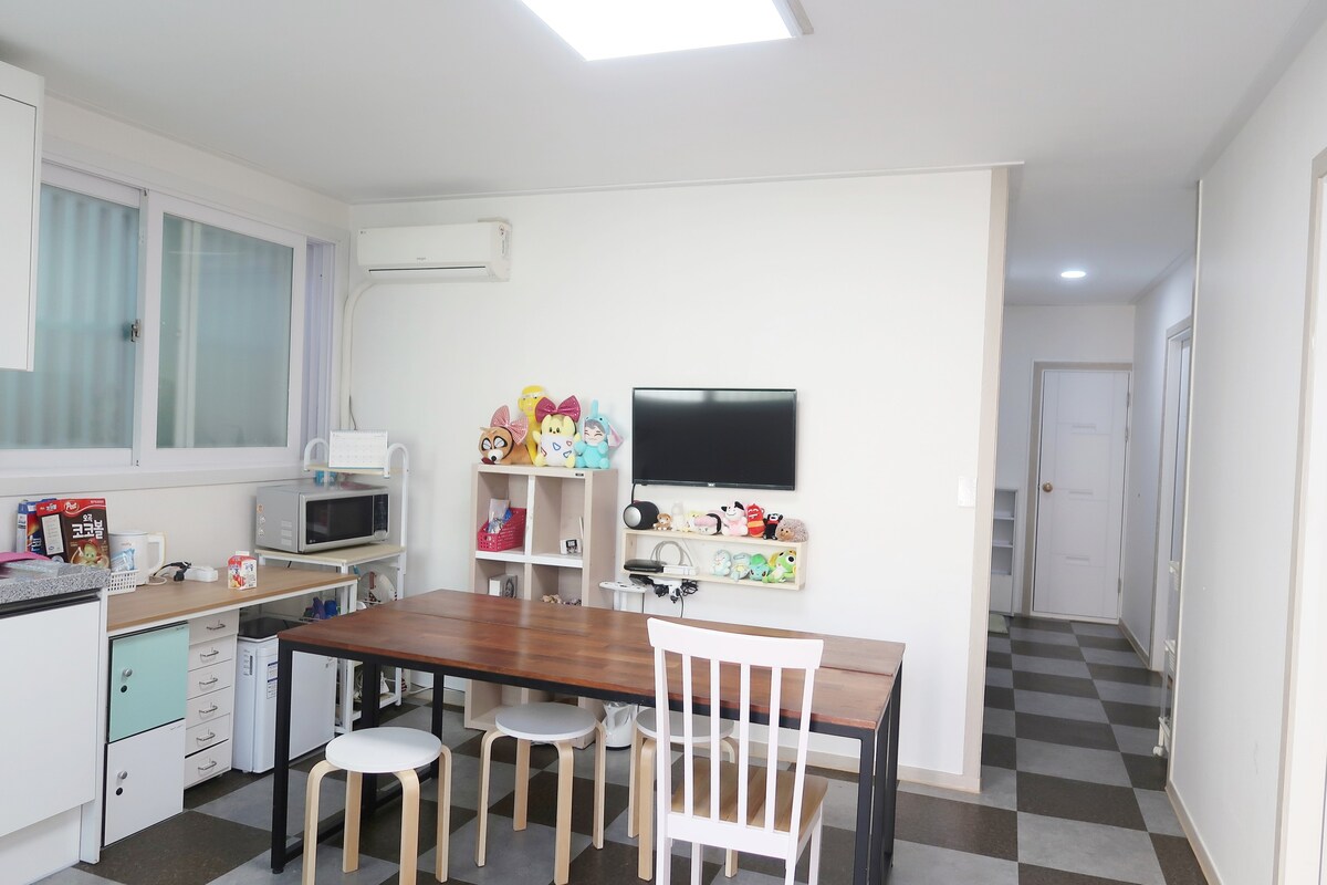 신촌 新村 #In House 温馨民宿only 1bed can booked (female)