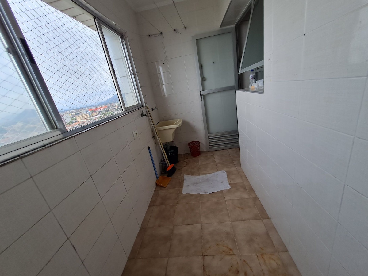 Apartamento confortável e seguro em frente à praia