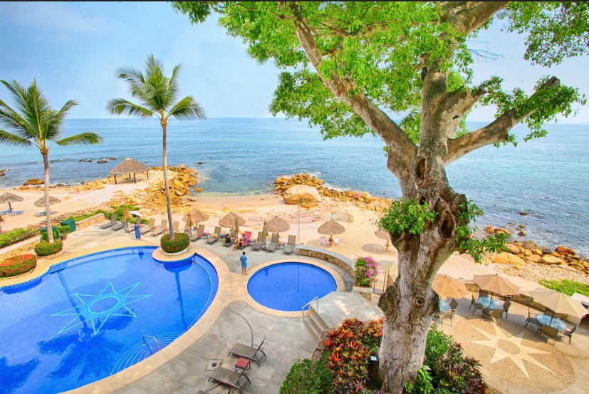 Mexican-style beachfront apartment with pool