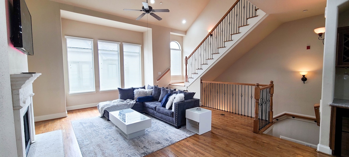 Artsy 3-Story Townhouse w/ Hot Tub