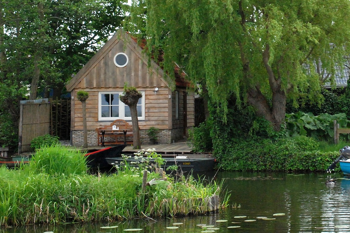 带摩托艇的海滨小屋