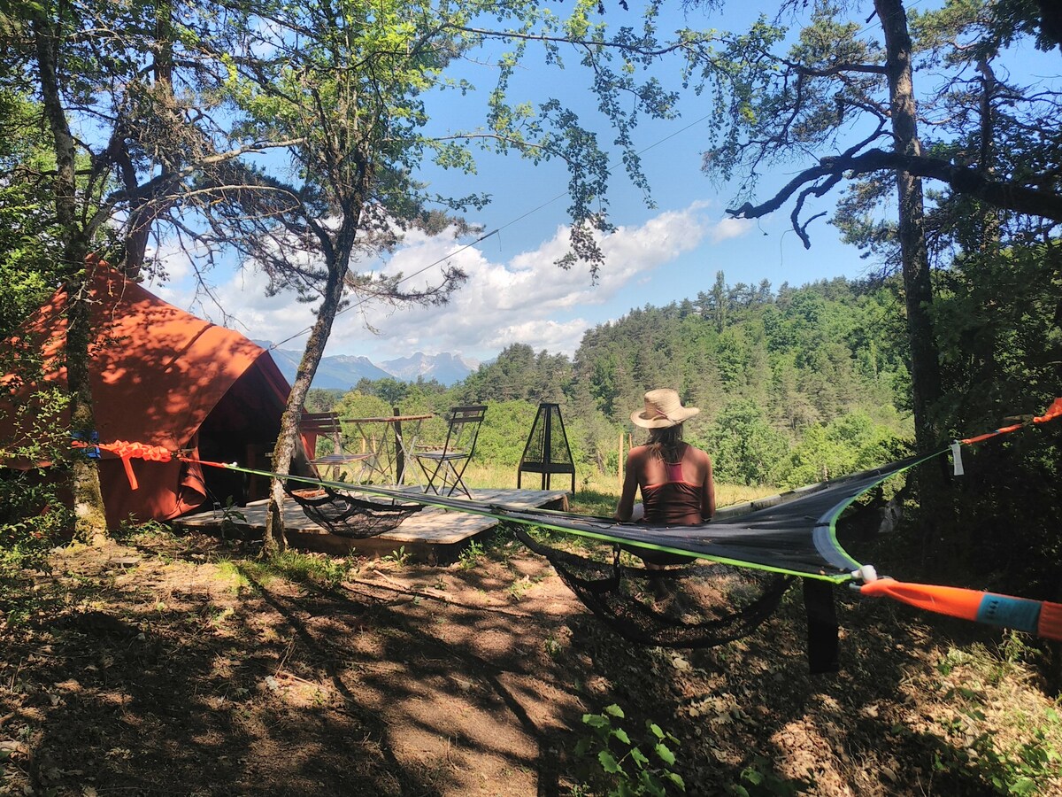 Tente nomade glamping et son hamac perché