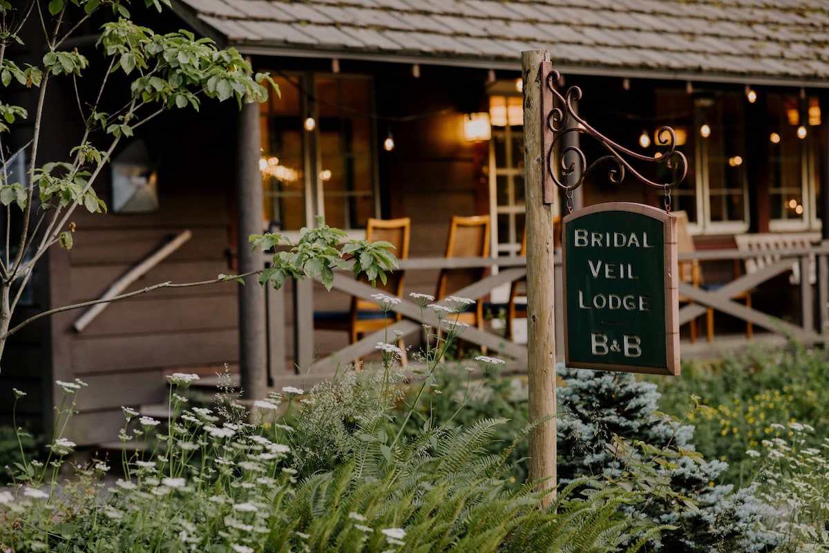 Historic Bridal Veil Lodge Cottage Room #2