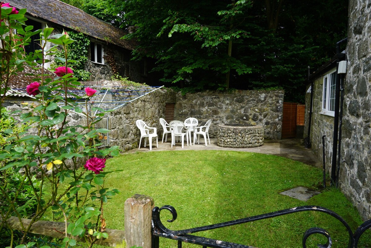 Gardener's Cottage - Bwthyn y Garddwr - Est. 1978
